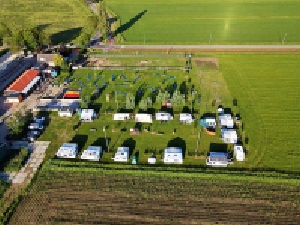 Overzicht van boerderijcamping Waleuk in Waalwijk
